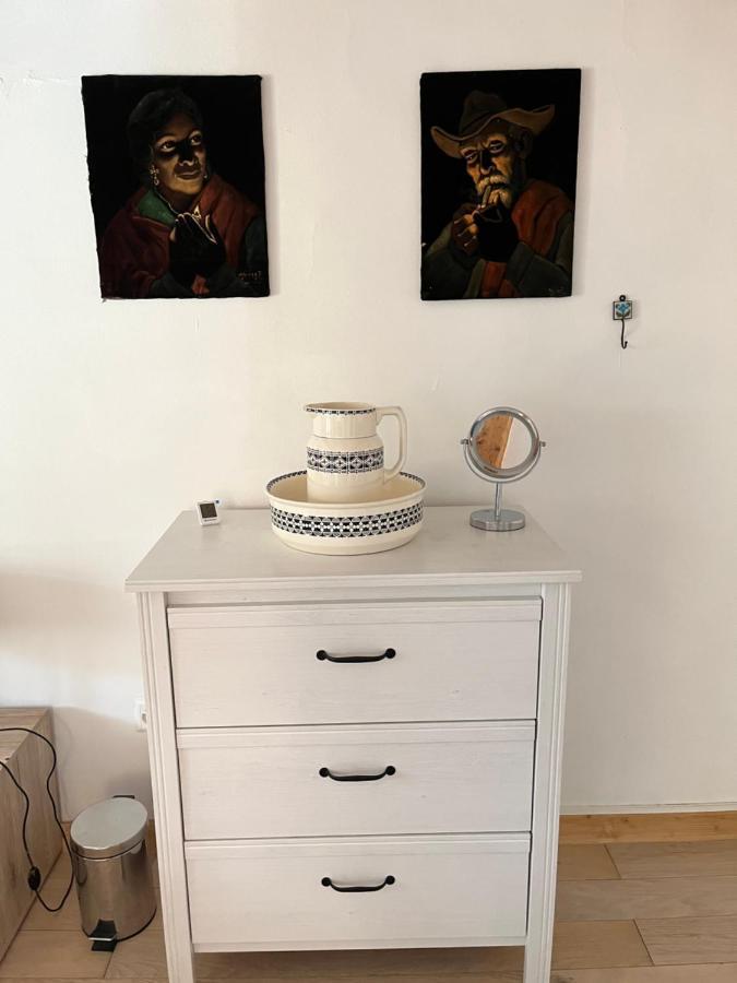 Chambre Papillon Avec Acces Terasse La Neuveville Exterior photo
